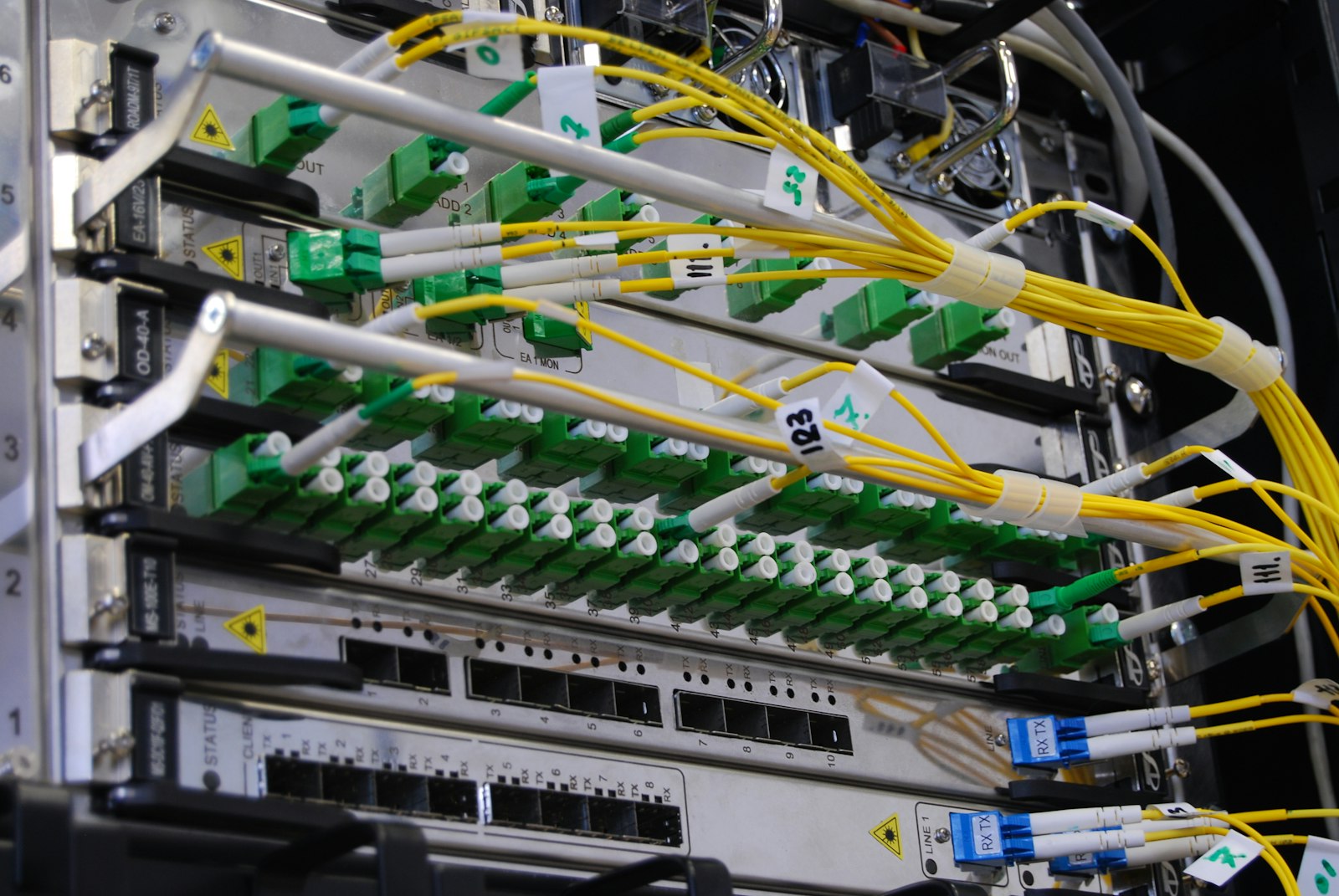 Οπτικές ίνες συνδεδεμένες σε patch panel δικτύου